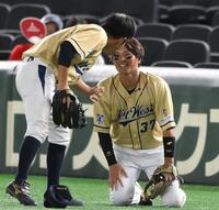 　６回、藤井健平（左）と交錯するも笑顔を見せるＮＴＴ西日本・北條史也（撮影・堀内翔）