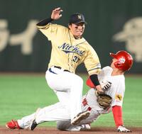 　３回、三菱重工Ｅａｓｔの一走・汐月祐太郎（右）をタッチアウトにするＮＴＴ西日本・北條史也（撮影・堀内翔）