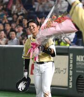 　９回、東京ドーム通算２１００号本塁打を放ち花束を手にするＮＴＴ西日本・北條史也（撮影・堀内翔）