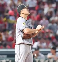 　２回、失点直後にスコアボードを見つめる田中将（撮影・市尻達拡）