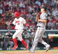 　２回、暴投で三走・菊池の生還を許す田中将（撮影・市尻達拡）