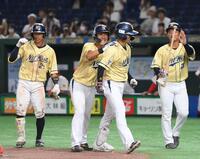 　９回、決勝の２ランを放ち迎えられるＮＴＴ西日本・北條史也（左から３人目）＝撮影・堀内翔