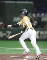 　９回、ＮＴＴ西日本・北條史也が左越えに２ランを放つ（撮影・堀内翔）