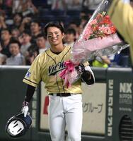 　９回、東京ドーム通算２１００号本塁打を放ち花束を手にするＮＴＴ西日本・北條史也（撮影・堀内翔）