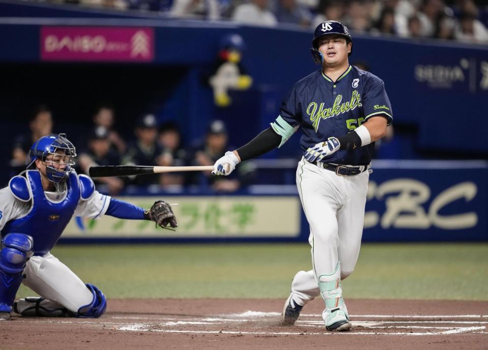 　６回、空振り三振に倒れた村上