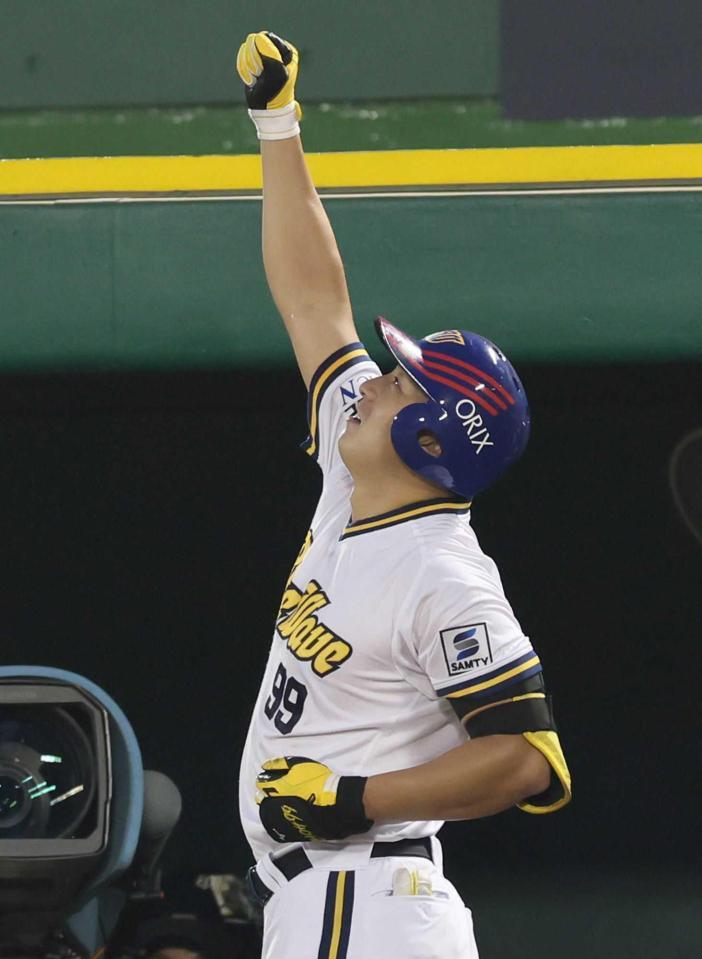 　２回、本塁打を放って生還しラオウポーズを見せる杉本（撮影・立川洋一郎）