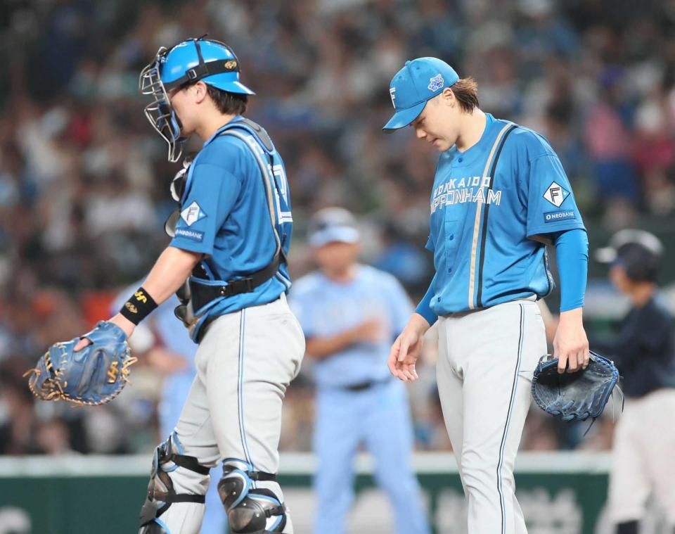 　４回、降板する山崎（右）＝撮影・石井剣太郎