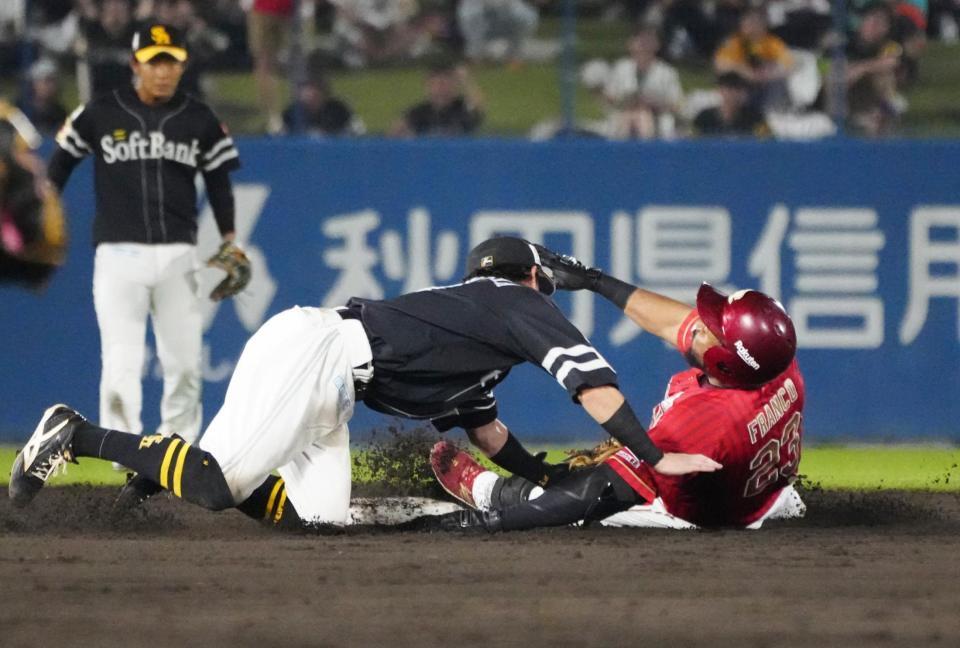 　９回、フランコが左越え安打で二塁を狙うがタッチアウト