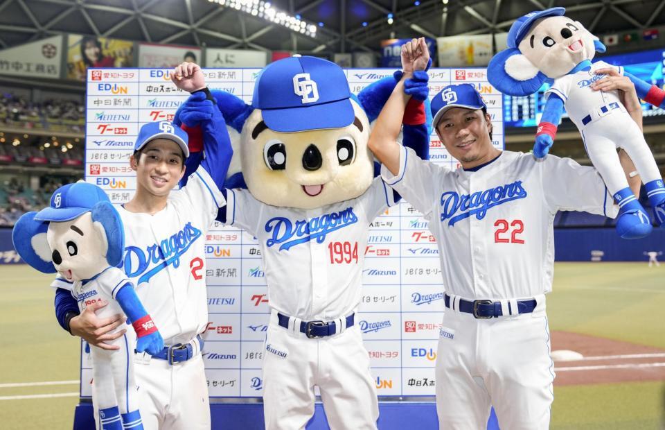 　ヤクルトに勝利し、笑顔でポーズをとる大野（右）と田中