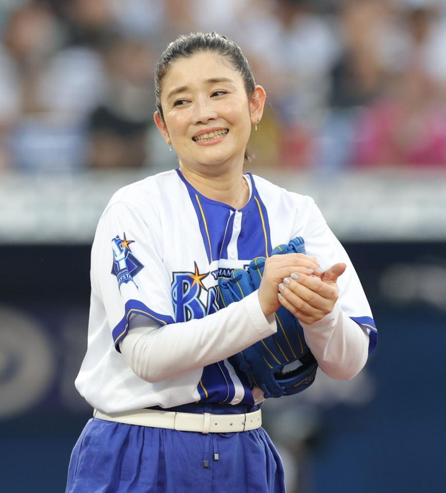 始球式を務めた石田ひかり（撮影・西岡正）