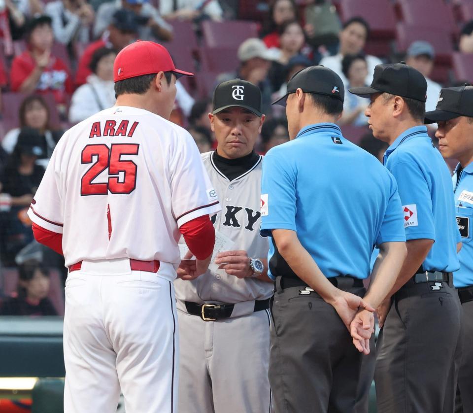 　メンバー表交換時、審判団から説明を受ける阿部監督と新井監督（撮影・市尻達拡）