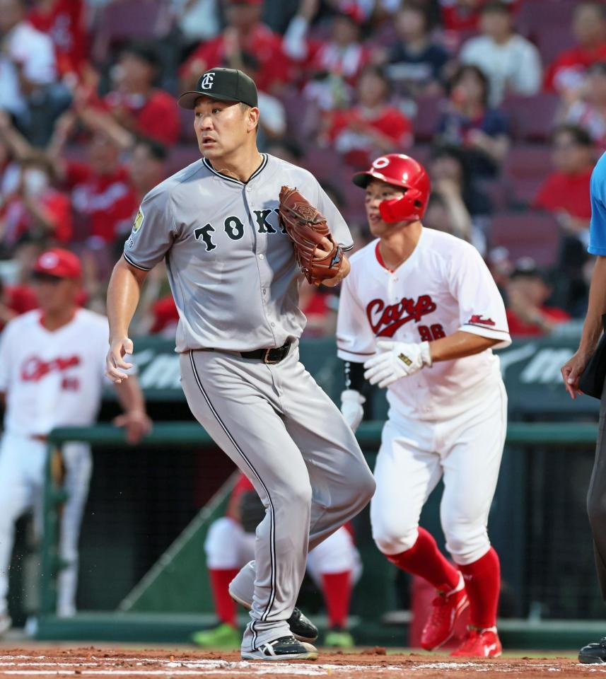 　１回、末包に適時二塁打を打たれベースカバーに走る田中将（撮影・立川洋一郎）