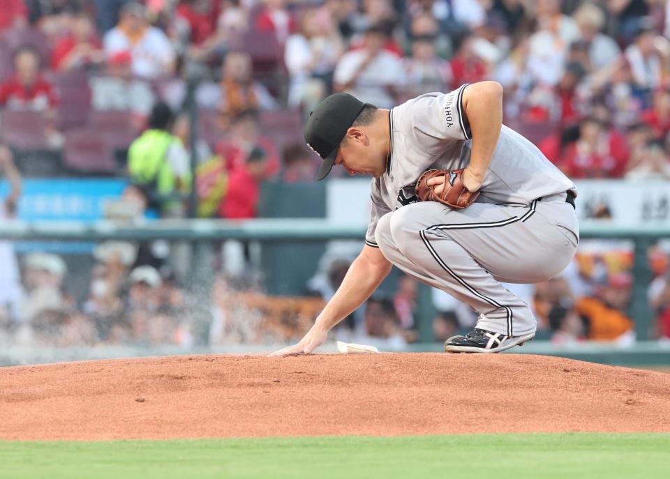 　１回、登板を前にプレートに手を置く田中将（撮影・市尻達拡）