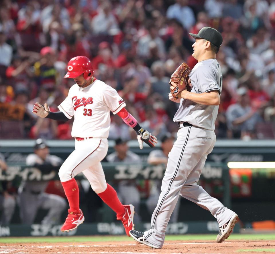 　２回、暴投で三走・菊池の生還を許す田中将（撮影・市尻達拡）