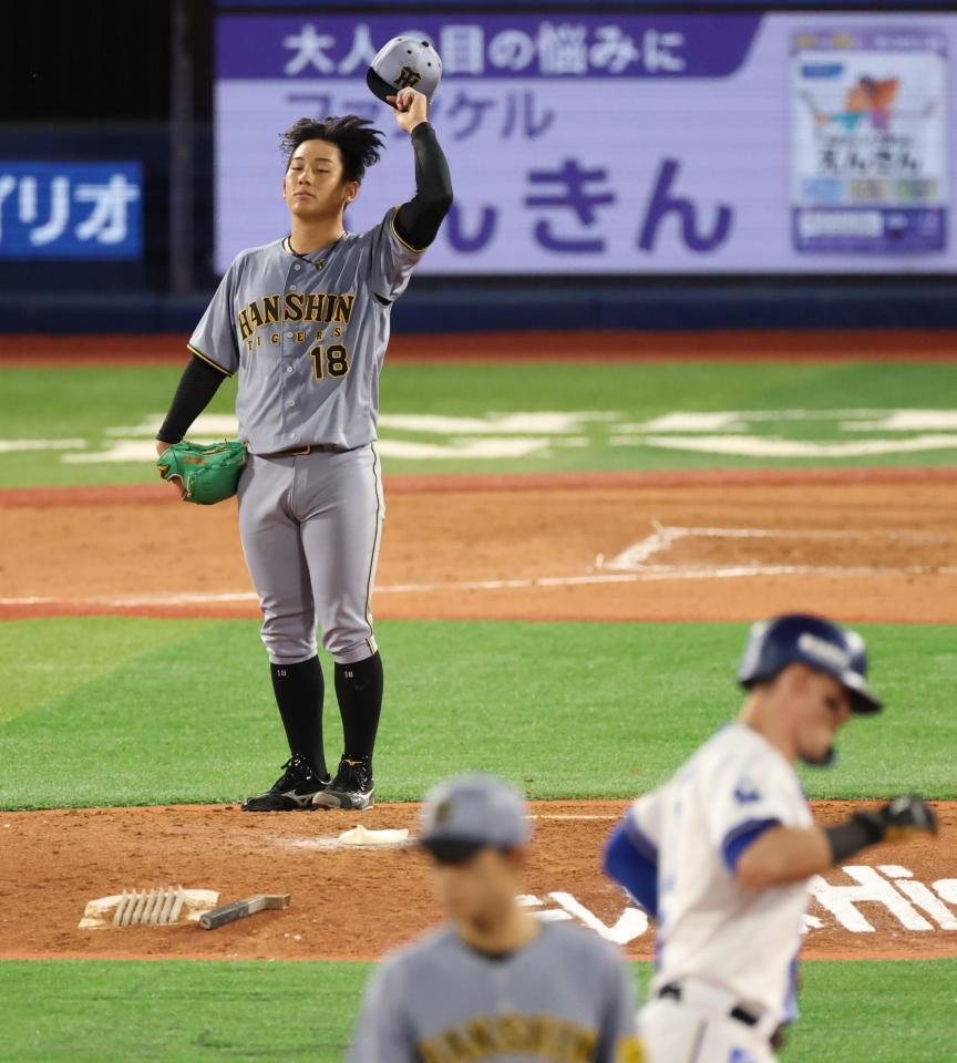 　４回、オースティンに勝ち越しソロを浴びる伊原（撮影・金田祐二）