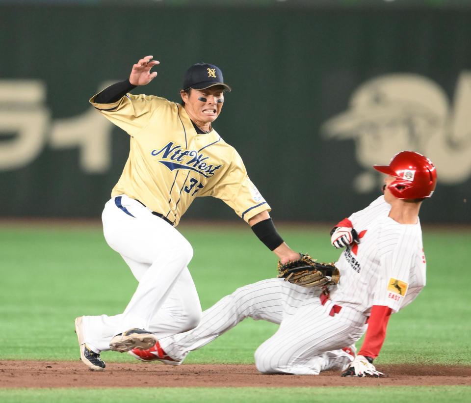 　３回、三菱重工Ｅａｓｔの一走・汐月祐太郎（右）をタッチアウトにするＮＴＴ西日本・北條史也（撮影・堀内翔）