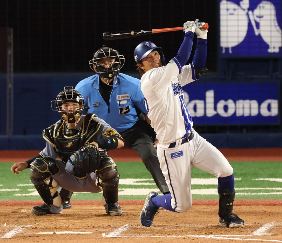 　６回、左越え２ランを放つ知野（撮影・金田祐二）