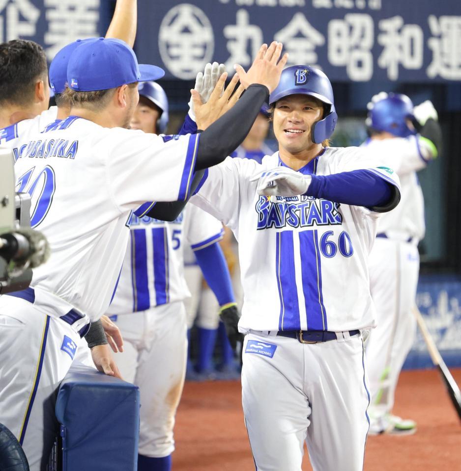 　６回、２ランを放ち、ナインとタッチを交わす知野（撮影・西岡正）