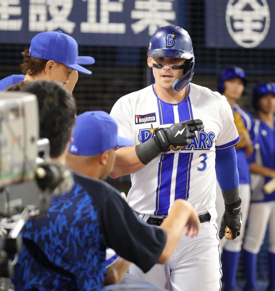 　４回、勝ち越しソロを放ち、ナインに祝福されるオースティン（撮影・西岡正）