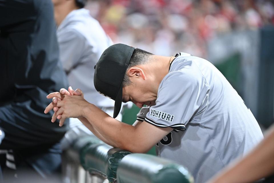 　６回裏、ベンチでうつむく田中将