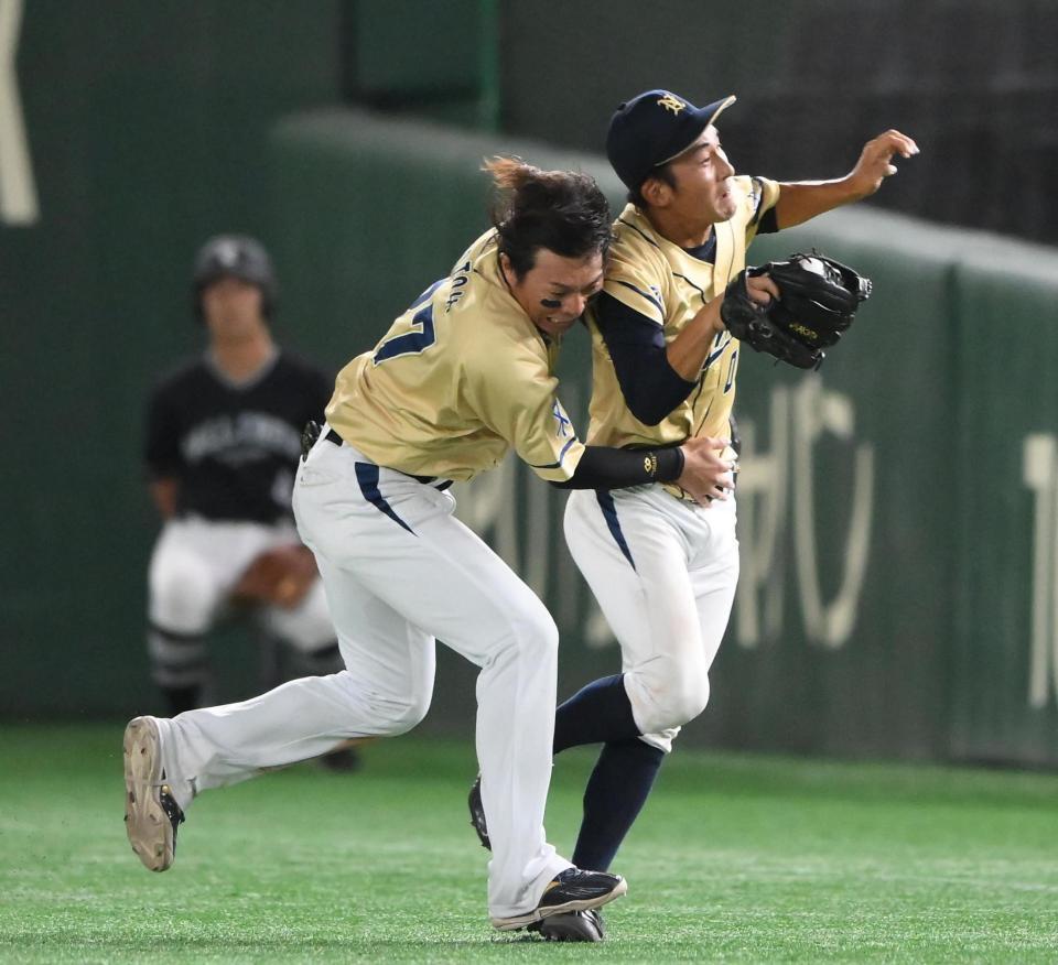 　６回、打球を追って交錯するＮＴＴ西日本・北條史也と藤井健平（右）＝撮影・堀内翔