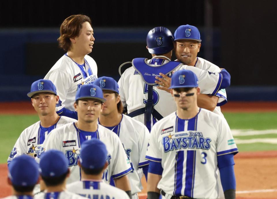 　勝利の輪の中で喜ぶ森唯（右上）＝撮影・金田祐二