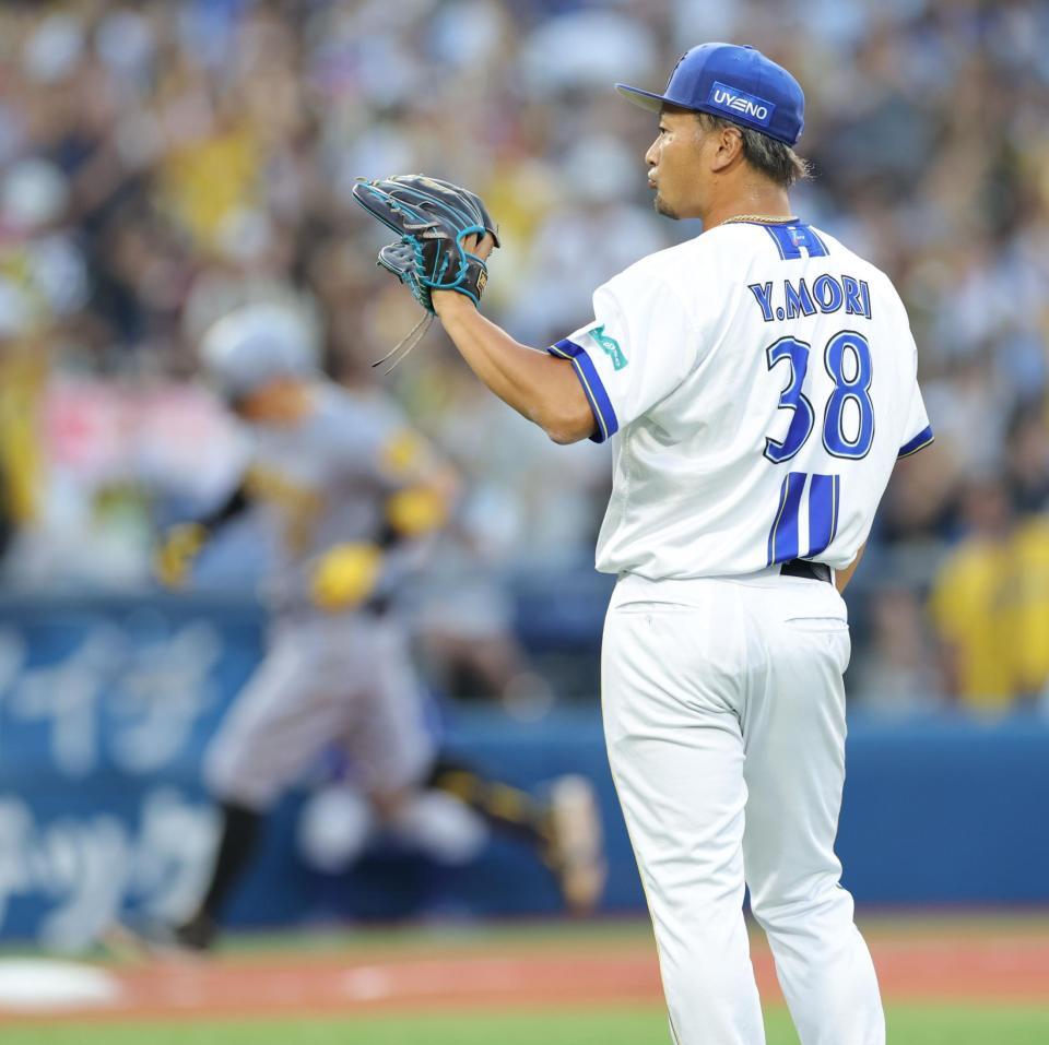 　１回、佐藤輝（左）に先制２ランを浴びた森唯（撮影・西岡正）