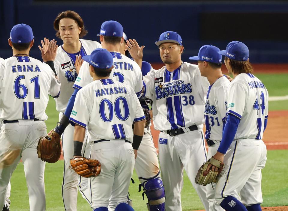 　勝利の輪の中で喜ぶ森唯（３８）＝撮影・金田祐二