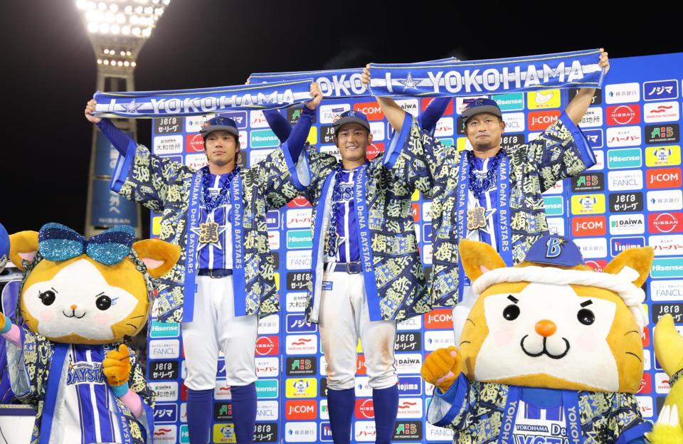 　お立ち台でポーズを決める（左から）知野、松尾、森唯（撮影・西岡正）