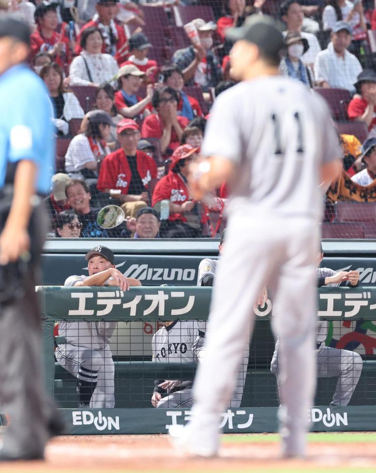 　２回、暴投での失点直後、ベンチから投球の行方を見つめる阿部監督（撮影・市尻達拡）