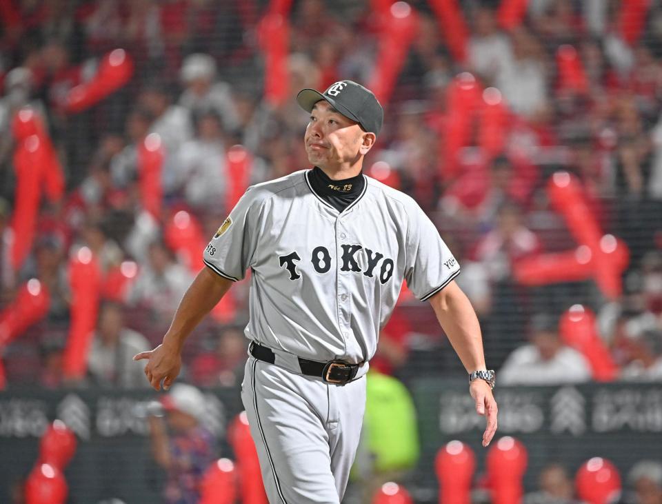 　７回裏を前に選手交代を告げベンチに戻る阿部監督