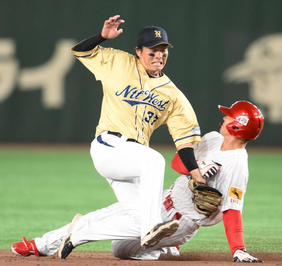 　３回、三菱重工Ｅａｓｔの一走・汐月祐太郎（右）をタッチアウトにするＮＴＴ西日本・北條史也（撮影・堀内翔）