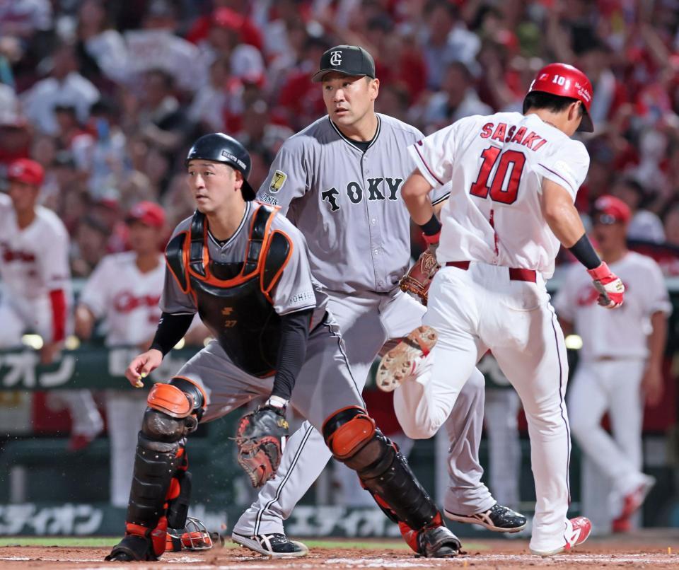 　２回、ファビアンの２点適時打で５点目を失う田中将（中央）。右は生還する佐々木（撮影・立川洋一郎）