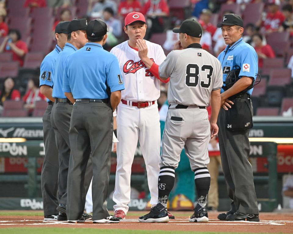 　試合前のメンバー表交換で話し込む阿部監督（８３）と新井監督