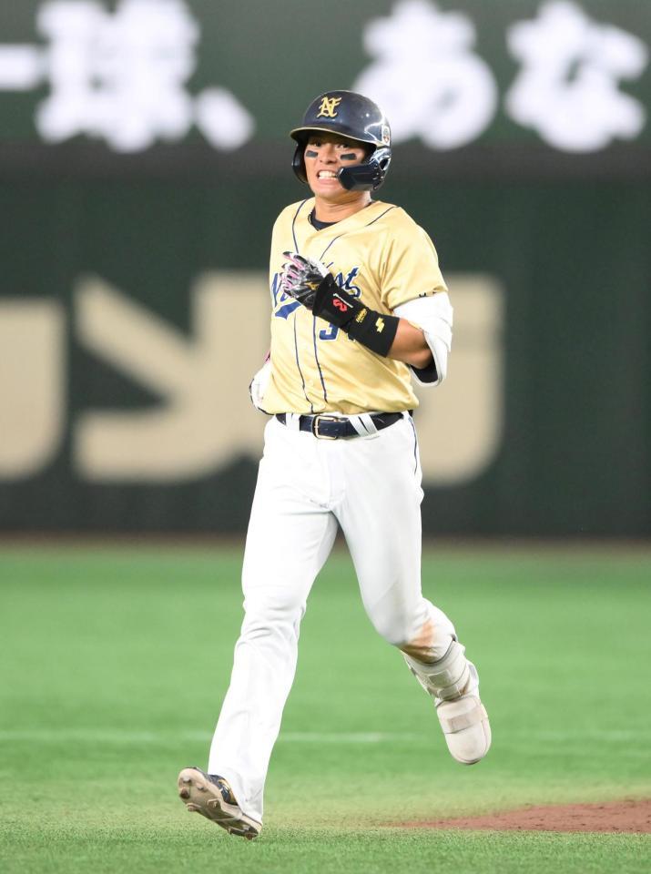 　９回、決勝２ランを放ち、足を気にしながら二塁を回るＮＴＴ西日本・北條史也（撮影・堀内翔）