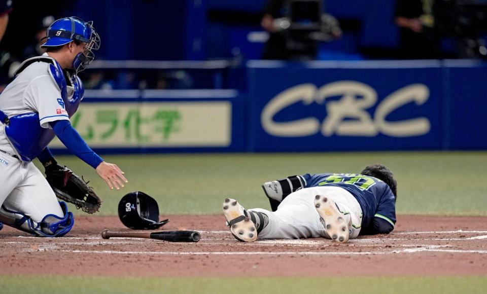 　３回、頭部に死球を受け倒れ込む北村恵