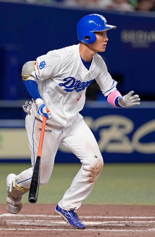 　７回、上林が右前に２点打を放つ