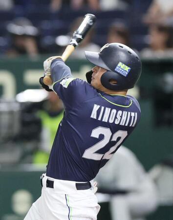 　６回、適時二塁打を放つ日本通運・木下朗（撮影・石井剣太郎）