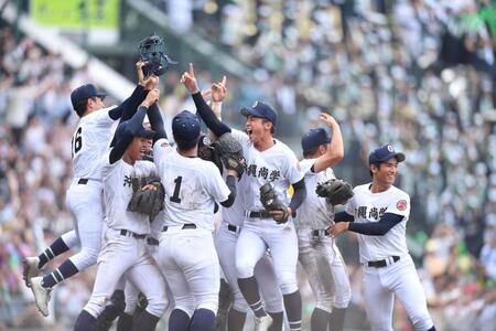 　夏の甲子園初優勝！マウンドで喜びを爆発させる沖縄尚学ナイン＝２３日