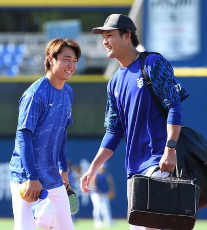 【写真】ＤｅＮＡ・藤浪　中日の高卒ドラ１右腕と談笑　阪神時代の同僚とも握手