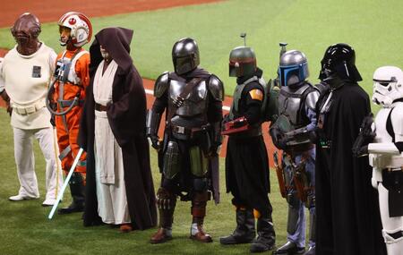 ファーストピッチセレモニーに登場したスター・ウォーズのキャラクターたち（撮影・中島達哉）