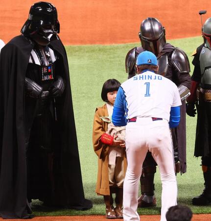 　新庄監督（１）から赤いリストバンドをプレゼントされる永尾柚乃（中央）＝撮影・中島達哉