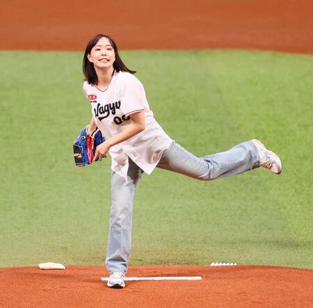 始球式を務める石川佳純さん（撮影・中島達哉）