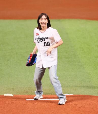 始球式を務める石川佳純さん（撮影・中島達哉）