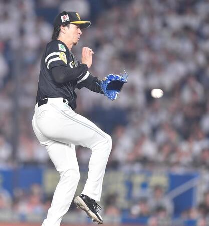 　６回、ソトの打球を好捕し投ゴロに打ち取る上沢（撮影・開出牧）