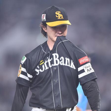 　５回、山口を空振り三振に仕留め、勝利投手の権利を得てユニホームをかむ上沢（撮影・開出牧）