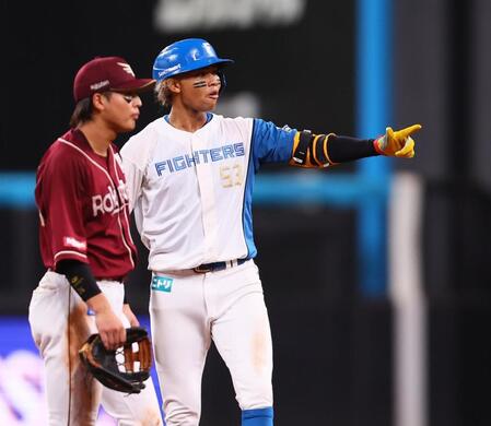 　６回、先制打を放ち、ベンチに向かってポーズをとる水谷（撮影・中島達哉）