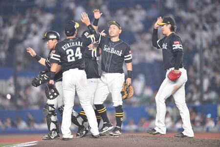 　ロッテの追撃をかわしタッチを交わすソフトバンクナイン（撮影・開出牧）