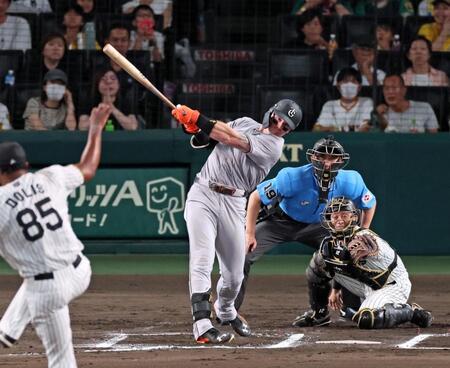 　６回、右中間へ走者一掃となる適時二塁打を放つキャベッジ（撮影・立川洋一郎）