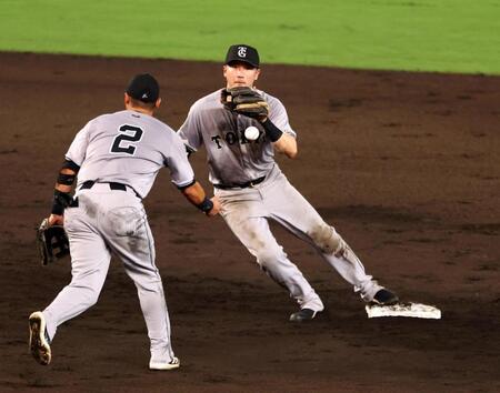 　５回、吉川（２）は近本の打球を捕球し泉口にトス、併殺を決める（撮影・山口登）